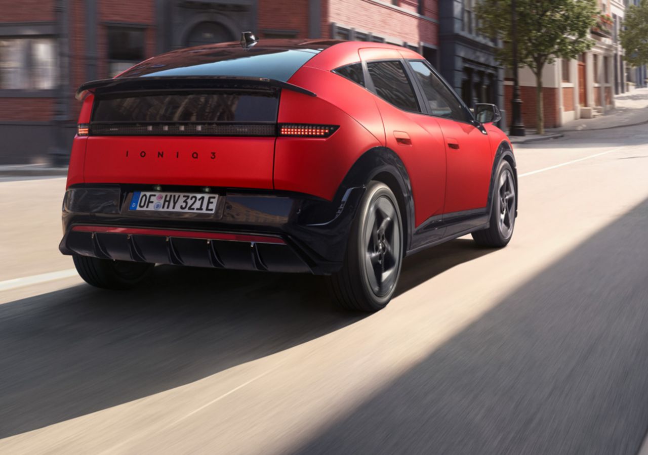 IONIQ 3 projíždějící městem