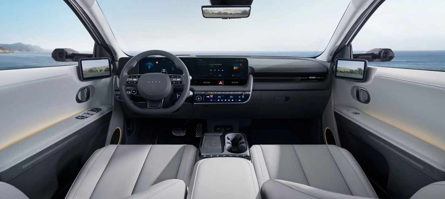 Innenraum des Hyundai IONIQ5 mit digitalem Cockpit