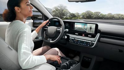Blindsonekameravisningen i Hyundai IONIQ 5 viser bilder bakover på høyre og venstre side av bilen på en skjerm. Foto.