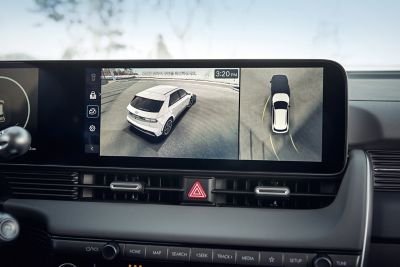 To bilder av Hyundai IONIQ 5 fra 360°-kameravisning på berøringsskjermen til infotainmentsystemet. Foto.