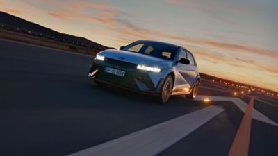 De Hyundai KONA Electric N Line op de snelweg.