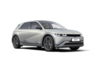 Driekwartaanzicht van de nieuwe Hyundai IONIQ 5 in Galactic Grey, met brandende LED-koplampen.