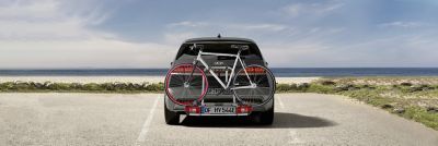 Hyundai IONIQ 5 med tilbehøret sykkelstativ for alle tilhengerfester. Foto.
