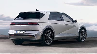 Driekwart achteraanzicht nieuwe Hyundai IONIQ 5, met de vernieuwde aerodynamische spoiler.