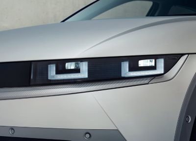 Close-up van Matrix-LED-koplampen met Intelligent Front-lighting System van nieuwe Hyundai IONIQ 5.