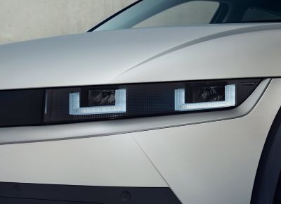 Hyundai IONIQ 5’nın Akıllı Ön Aydınlatma Sisteminin LED farları.