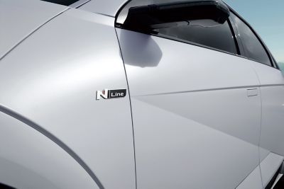 De N Line-badge boven de wielkast van de Hyundai IONIQ 5 N Line.