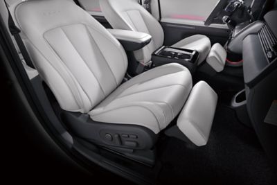 The two fully reclining relaxation seats in the front row of the Hyundai IONIQ 5.