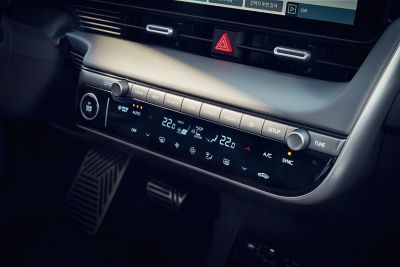 Ovládací panel automatické dvouzónové klimatizace ve voze Hyundai IONIQ 5.