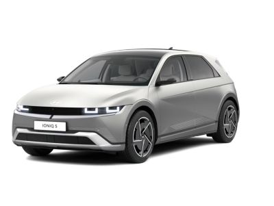 Hyundai IONIQ 5 elbil, framifrån i sned vinkel, silver.