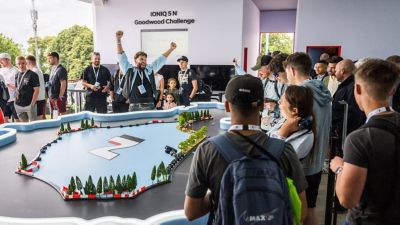 Hyundai N-fans die feestvieren tijdens de IONIQ 5 N Goodwood Challenge.