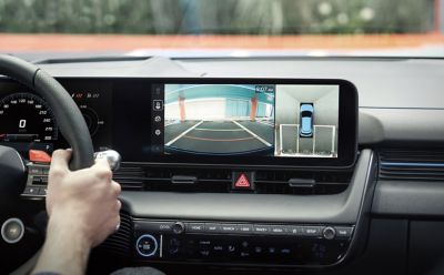 Der Touchscreen eines Hyundai IONIQ 5 N, der das Bild der Rückfahrkamera zeigt.