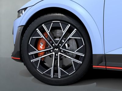 Das linke vordere Rad mit Schmiedefelge eines Hyundai N Modells. 
