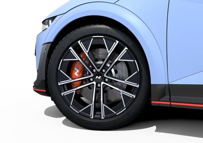 A picture of the 21" forged alloy wheel of the all-electric Hyundai IONIQ 5 N.