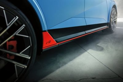 Detailný pohľad na bočné prahy a zliatinové disky kolies plne elektrického modelu Hyundai IONIQ 5 N.