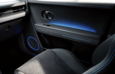 Nový motiv šachovnicové vlajky modelu Hyundai IONIQ 5 N podtrhuje modré ambientní osvětlení LED. 