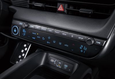 Ovládání teploty a displej plně elektrického modelu Hyundai IONIQ 5 N. 