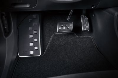 Detailansicht der Sportpedale in Aluminiumoptik im Cockpit eines Hyundai N Modells.