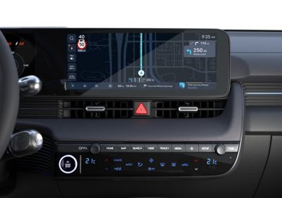 L'écran tactile d'infodivertissement du nouveau Hyundai IONIQ 5 affiche un itinéraire en cours de calcul.