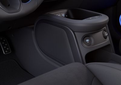 La console centrale de Hyundai IONIQ 5 N avec des protections pour les genoux et les tibias du conducteur, conçues pour la conduite sur piste.