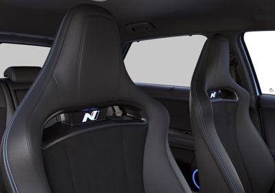 Sportschalensitze mit integriertem N Logo eines Hyundai N Modells.