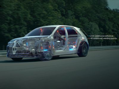 Illustrasjon som viser ekstra lim og sveisepunkter på innsiden av nye Hyundai IONIQ 5 N. Manipulert foto.