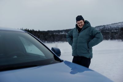 Jon Harald, deelnemer, glimlacht terwijl hij naast de Hyundai IONIQ 5 N staat.