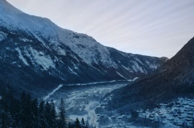 Vallata innevata al tramonto.