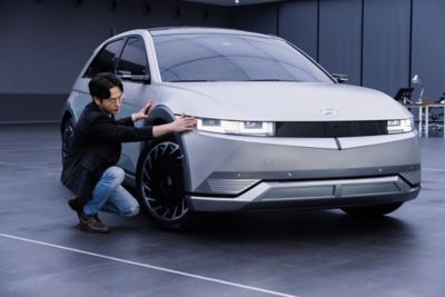 Dipendente Hyundai che guarda da vicino la Hyundai IONIQ 5 elettrica