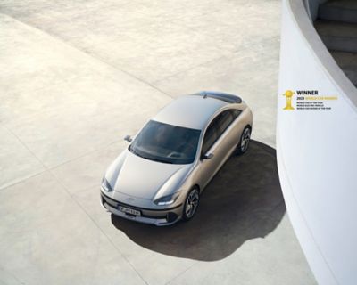 Hyundai IONIQ 6, 2023 World Car of the Year, World Electric Vehicle og World Car Design of the Year. Foto med logo og tekst.