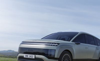 Zoom sur les feux à pixels et le bouclier avant de IONIQ 9.