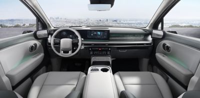 Le poste de conduite de Hyundai IONIQ 9 avec son rétroviseur intérieur numérique.