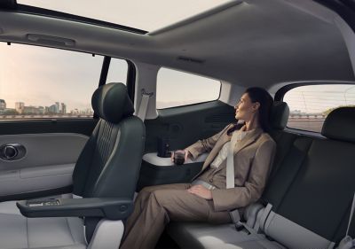 Het Hyundai-gamma met de TUCSON, KONA Electric en SANTA FE op de voorgrond van een bedrijfsgebouw.