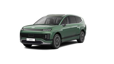 Alt text:  Hyundai IONIQ 9 el-SUV, framifrån i sned vinkel, grön.