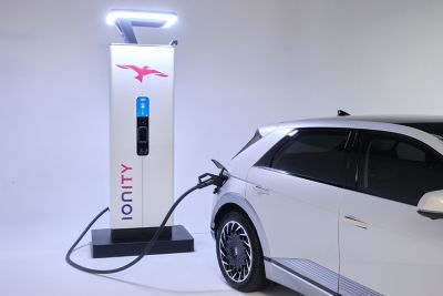 Elbilen IONIQ 5 ved en IONITY ladestasjon. Foto.