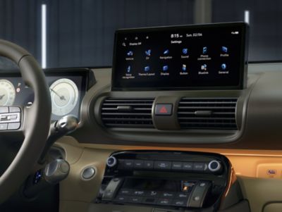 Le cockpit du petit véhicule électrique Hyundai INSTER avec son tableau de bord numérique et son écran tactile d'infodivertissement.