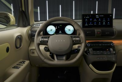 Digitalt dashbord med  Blindsonemonito inne i en Hyundai INSTER elekstrisk småbil.
