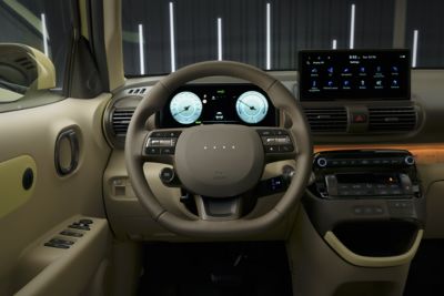 Zicht op stuurwiel en digitaal instrumentenpaneel van compacte elektrische auto Hyundai INSTER.