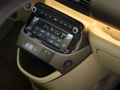 Konsola środkowa z ładowaniem bezprzewodowym w małym samochodzie elektrycznym Hyundaiu INSTER.