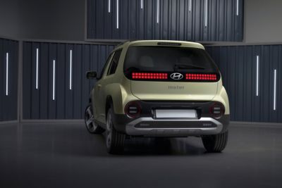 Ein Hyundai INSTER von vorne in einem Studio.