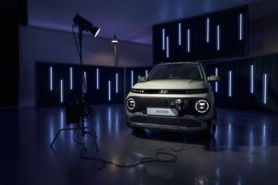 Ein Hyundai INSTER von schräg rechts in einem Studio.