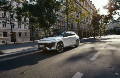 Kona Electric N Line stojící podél silnice ve městě.