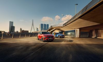 Dva nové vozy Hyundai Kona N Lines zaparkované pod mostem.