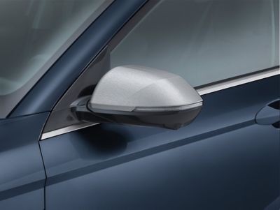 Nærbilde av speil med speilkapsel på KONA Electric SUV.