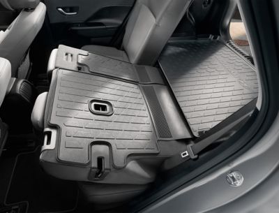 Eine Formschalen-Schutzmatte im Kofferraum und auf der 2. Sitzreihe eines Hyundai KONA Elektro.