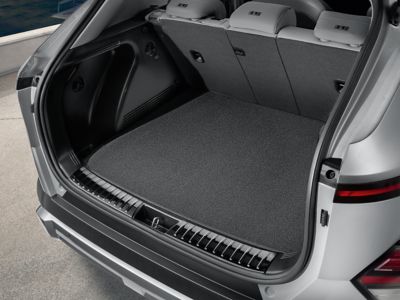 Detailbild: Eine Schutzmatte im Kofferraum eines Hyundai KONA Elektro.