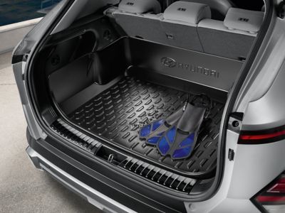 Taucherflossen einer Schutzmatte im Kofferraum eines Hyundai KONA Elektro.