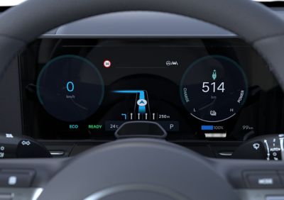 Le cockpit digital de 12,3 pouces à l'intérieur de Hyundai KONA Electric affiche les commandes de vitesse et de navigation.