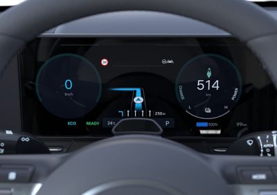 Ein Navigationshinweis auf dem Digitalen Kombiinstrument eines Hyundai KONA Elektro.