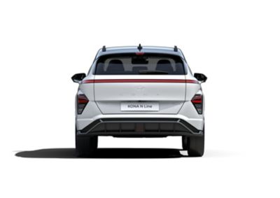 Pohled zezadu na Hyundai KONA Electric N-Line s bezešvým horizontálním světlem a vyhrazeným nárazníkem. 